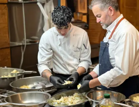 Imagen de Aitzol de con un alumno para la sección de Talleres de Cocina de AZ Gastronomía