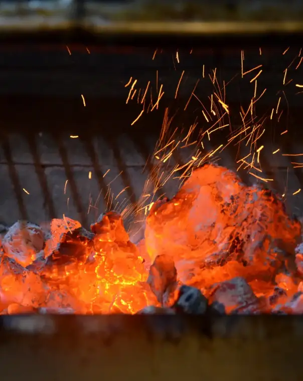 Imagen de la brasa de una parrilla para la sección de Formación en Parrilla de AZ Gastronomía