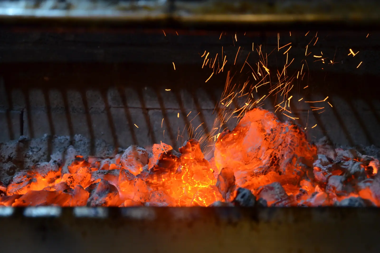 Imagen de la brasa de una parrilla para la sección de Formación en Parrilla de AZ Gastronomía