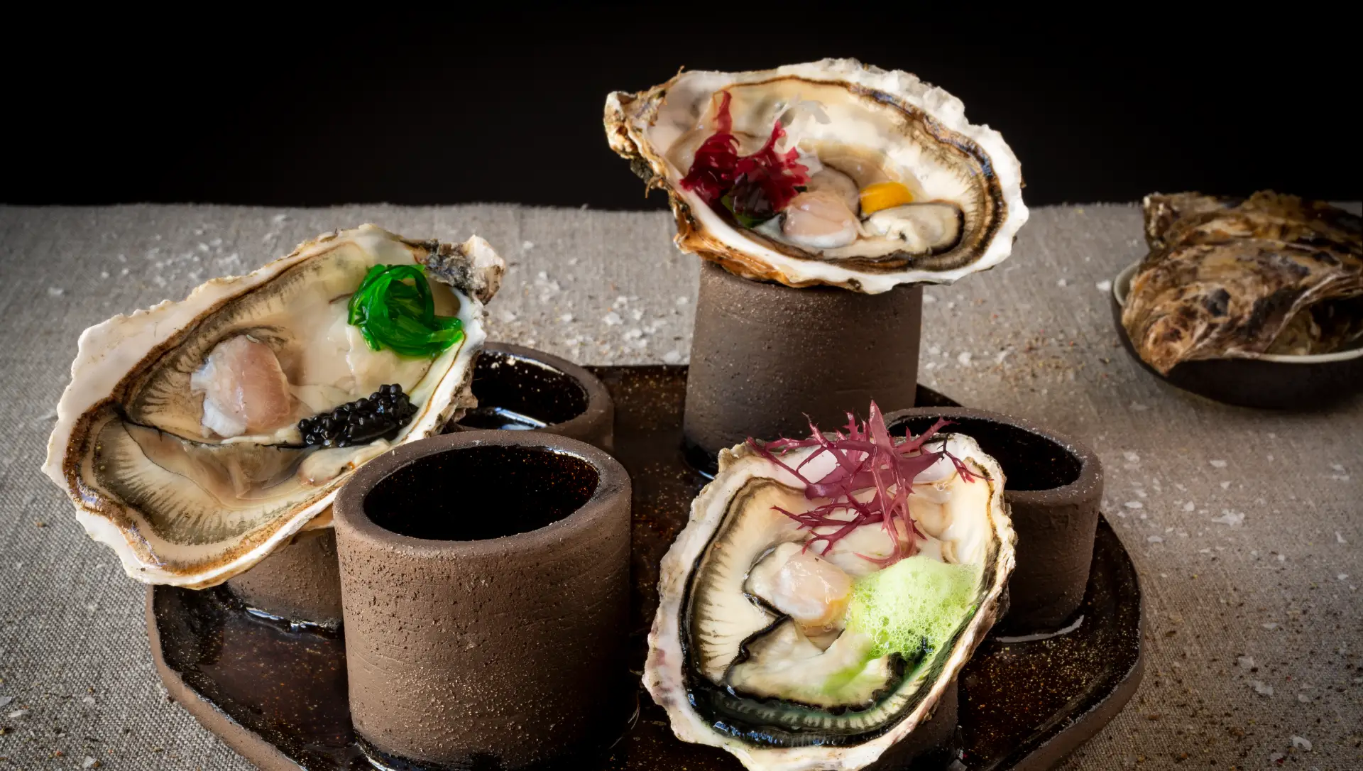 Presentación de elaboraciones de mariscos en vajilla original en AZ Gastronomía