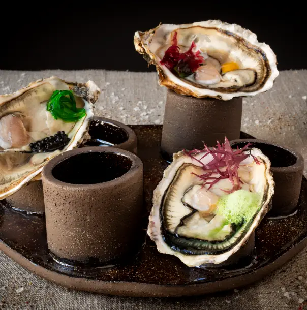 Presentación de elaboraciones de mariscos en vajilla original en AZ Gastronomía