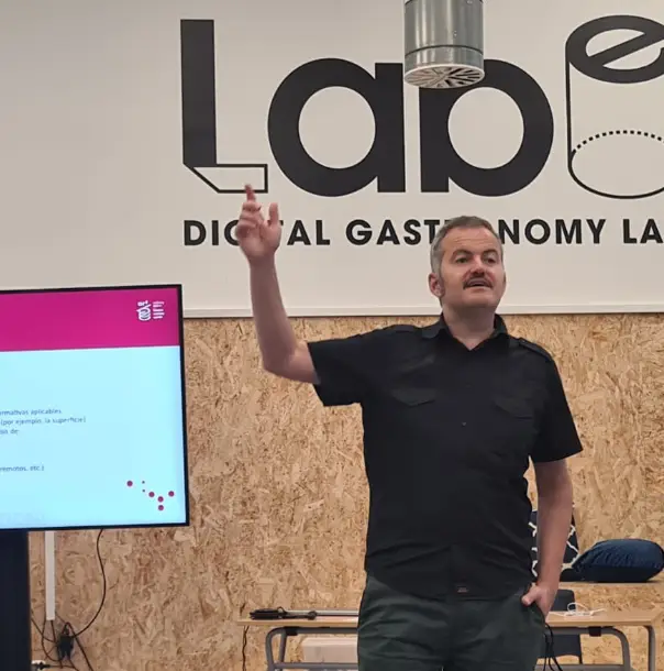 Imagen Aitzol Zugasti de AZ Gastronomía dando una conferencia