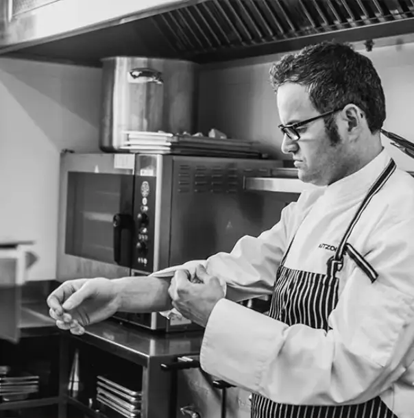 Imagen de Aitzol Zugasti cocinando en AZ Gastronomía