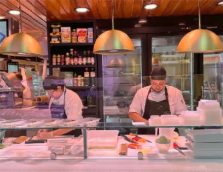 Imagen de 2 charcuteros en una charcutería para la sección de Asesoramiento para carnicerías y pescaderías de AZ Gastronomía