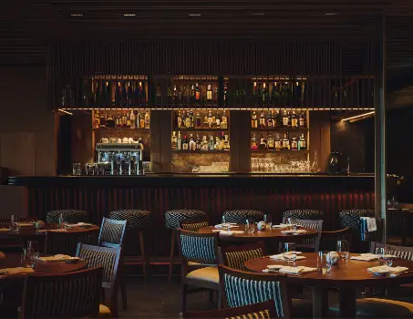 Imagen de un comedor de restaurante con una barra al fondo para la sección de Concepto y Oferta de AZ Gastronomía