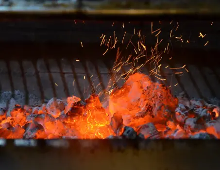 Imagen de la brasa de una parrilla para la sección de Parrilla de AZ Gastronomía