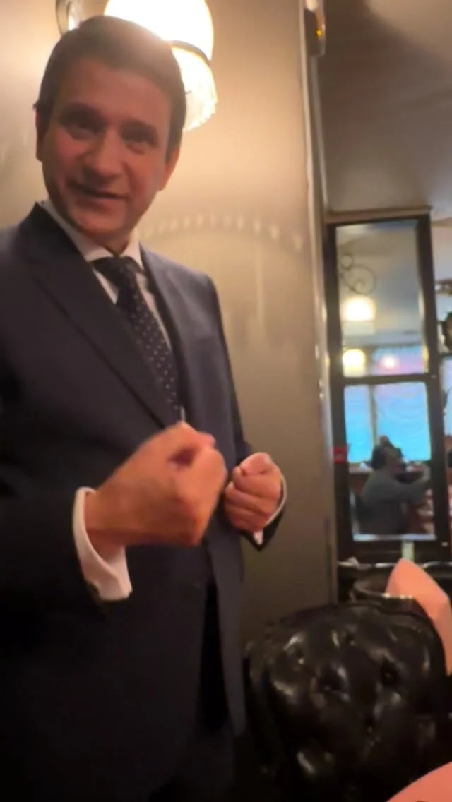 Desde 1967, Via Veneto @viavenetobarcelona permanece como un clásico entre los clásicos: una casa donde la esencia perdura en el tiempo. Fundado por Josep Monje y actualmente con Pere Monje al frente del proyecto, mantiene intacto la elegancia serena, oficio de sala art decó y cocina clásica actualizada. En la mesa conviven platos emblemáticos como el pato a la presse, de la mano del chef David Andrés @davidandresxin con elaboraciones como un excelente coulant de espárrago. Imprescindible.
——-
1967az geroztik, Via Veneto klasikoen artean klasiko izaten jarraitzen du: denboran zehar bere esentziari eutsi dion etxea. Josep Monjek sortua eta gaur egun Pere Monje proiektuaren gidaritzan duela, oreka berezi horri eusten dio: dotorezia, jangelako ofizioa eta gaurkotutako sukaldaritza klasikoa. Mahaian, David Andrés chefaren eskutik, pato a la presse bezalako plater enblematikoak eta zainzuri-coulant bikaina bezalako elaborazioak elkarrekin bizi dira. Ezinbestekoa.
#restaurant 
#restauranteclasico 
#bcn