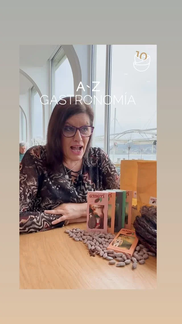 Komunikazioaren bide honetan Lorena Gómez @amari.cacao bezalako proiektuak agertzen dira; txokolatea jatorritik ulertzen da: kakao-aletik tabletara (bean to bar).

Euskal Herrian, txokolatea XVIII. mendetik kulturaren parte da: gizarteari, ofizioari eta mahaiari lotutako produktua. Hain zuzen ere horregatik, kronika honek  prozesua kontatzea, denborak eta artisau-teknika tableta bakoitzaren atzean dagoen guztia azaltzeari jartzen dio arreta.

AZ Gastronomiaren 10 urteak ospatzen jarraitzen dugu: aholkularitza, formakuntza eta gastronomiaren komunikazioa.

———
En el camino de la comunicación aparecen proyectos como el de Lorena Gómez @amari.cacao , donde el chocolate se entiende desde el origen: del haba a la tableta (bean to bar).

En Euskal Herria, el chocolate forma parte de la cultura desde el siglo XVIII: un producto ligado a lo social, al oficio y a la mesa. Precisamente por eso, esta crónica pone el foco en lo importante: contar el procesos, tiempos y técnica artesanal que explican lo que hay detrás de cada tableta.

Seguimos celebrando 10 años de AZ Gastronomía: asesoramiento, formación y comunicación gastronómica.
#comunicacióngastronómica 
#euskalgastronomia 
#beentobar 
#chocolate 
#azgastronomia