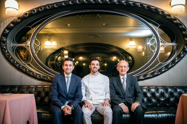 Via Veneto, @viavenetobarcelona clásico por oficio.

Ahora que lo clásico vuelve a estar de moda, Via Veneto lleva ahí desde siempre.

Galardonado con una estrella Michelin, es mucho más que un restaurante histórico de Barcelona. Es sala, cocina, bodega y oficio. Una casa donde el ceremonial suena vigente y la memoria se sirve con naturalidad.

La visita dejó muchos momentos: el coulant de espárrago blanco de David Andrés, @davidandresxin el salmonete de Gaudí como doble homenaje a elBulli o el bonito en clave de all i pebre.

Pero hay un instante que lo resume todo: el pato asado en su propio jugo “à la presse”: herramienta, técnica y atención de sala. Un gesto de oficio en gueridón que obliga a mirar, esperar y prestar atención.

Y luego está la bodega. Botellas con más de un siglo de vida, primeras añadas, pioneros del Priorat, champagnes, Italia madura, nuevos vignerons y referencias catalanas como L’Enclòs de Peralba o Finca Garbet…

Lo contamos en la revista ON
@noticiasdealava 
@notgip 
@noticiasnavarra_oficial 
@deia_eus

#clásicos 
#barcelona
#restaurantesclasicos 
#aitzol_zugasti