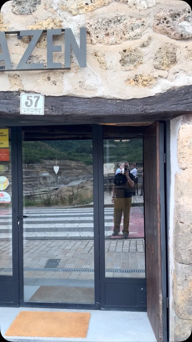 Todo empezó hace millones de años, cuando un antiguo mar quedó atrapado bajo la tierra de Añana @vallesalado 

Desde entonces, esa sal ha dado forma a un paisaje único y hoy también inspira una manera de cocinar. En Almazen @almazen__salinas se transforma en salmueras, fermentaciones, curaciones y otras técnicas que convierten cada plato en una interpretación del territorio.

La mesa ha encontrado continuidad en los vinos de Amaren, @bodegasamaren donde la viña cuenta el paisaje desde Rioja Alavesa en distintos eventos llamados Araba, con los pies en la tierra con la colaboración de @larutaslow y @aitorbuendia 

Lo contamos en
@deia_eus 
@notgip 
@noticiasdealava 
@noticiasnavarra_oficial 
#salinas 
#araba 
#aitzol_zugasti
