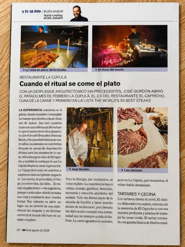 @lacupuladelcapricho 
Cuando el ritual se come el plato

Con un despliegue arquitectónico sin precedentes, José Gordón abrió el pasado mes de febrero La Cúpula, el 2.0 del restaurante El Capricho, cuna de la carne y primero en la lista The World’s 50 best steak…

Los tartares elevan el nivel de la experiencia, pero las cecinas son el gran momento del menú. Pensar que detrás de una loncha pueden convivir hasta catorce años entre la vida del animal y su curación ayuda a entender la dimensión del trabajo de José…

… impresiona y, por momentos, deslumbra. También deja la sensación de que la liturgia podría respirar un poco más, retirarse apenas un paso y permitir que algunos platos ocuparan más espacio en la memoria. Porque cuando el relato se calma y la carne habla con naturalidad, El Capricho demuestra por qué sigue siendo una de las grandes casas de carne del mundo. La duda es si La Cúpula, en su voluntad de elevar esa historia, no corre a veces el riesgo de cubrir con demasiada ceremonia aquello que ya era extraordinario.

Lo contamos en

@noticiasdealava 
@notgip 
@deia_eus 
@noticiasnavarra_oficial 
#buey
#lacupuladelcapricho
#aitzol_zugasti