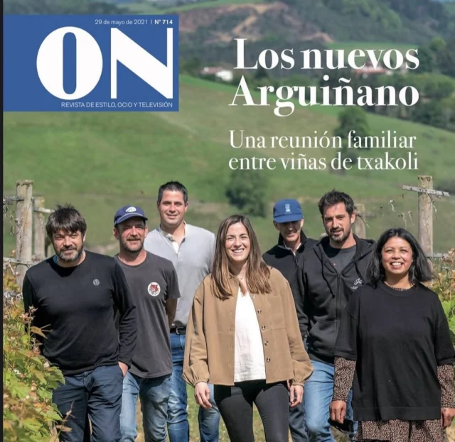 Ha pasado un lustro desde que se publicó este reportaje en la revista ON. Mi primera portada.

El reto era juntar, por primera vez para un medio de comunicación, a los hijos e hijas de Karlos Arguiñano @karguinano Y no era tarea fácil.

Con la complicidad de Amaia, la benjamina de la familia, el asunto era conseguirlo de la manera más discreta posible. Y salió bien.

Ver una generación unida por los vínculos familiares, pero también por ese hilo conductor que inevitablemente lleva a los fogones. Una herencia difícil de separar de la figura de su padre, el cocinero que ha conseguido poner el delantal a millones de personas y acercar la cocina a las casas con una naturalidad al alcance de muy pocos.

Emociona recordar aquellos días, las conversaciones y todo lo que rodeó aquel reportaje.

Y después tocaba cerrar el círculo: visitar a Karlos. Conversación, historias y muchas risas.

——-
Duela bost urte argitaratu zen erreportaje hau. Nire lehen azala.

Erronka Karlos Arguiñanoren seme-alabak lehen aldiz komunikabide baterako elkartzea zen. Eta ez zen lan erraza.

Amaia, familiako gazteenaren, konplizitatearekin, ahalik eta modu diskretuenean egitea zen kontua. Eta ondo atera zen.

Familia-loturek batutako belaunaldia, baina baita ezinbestean sukaldera daraman hari horrek ere. Aitaren figuratik bereizten zaila den herentzia: milioika laguni mantala jantzarazi dion sukaldaria, sukaldaritza etxeetara oso gutxiren esku dagoen naturaltasunarekin hurbildu duena.

Hunkigarria da egun haiek, elkarrizketak eta erreportaje haren inguruan gertatutako guztia gogoratzea.

Eta gero zirkulua ixtea tokatzen zen: Karlos bisitatzea. Solasaldiak, istorioak eta barre ugari.
📸 @rubenplazaetxabe 
@karlos_arguinano
#familia
@deia
@noticiasdealava 
@notgip 
@noticiasnavarra_oficial 
#zarautz 
#aitzol_zugasti
