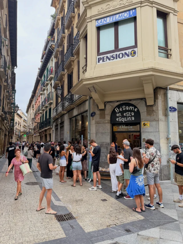 Influencers

Recientemente leía una publicación de Baran Beer Magazine @barandbeermagazine que hablaba del creciente hartazgo de bares y restaurantes ante determinados comportamientos de algunos creadores de contenido.

Hay negocios que han empezado a poner límites. Carteles disuasorios, nuevas normas internas e incluso propietarios que hacen públicas las peticiones recibidas.

La cosa tiene su gracia. Como decía aquella canción de Evaristo en los años 80: ¡ya tenemos ídolos!

Los que nos dedicamos a esto de comer para transmitir después nuestras andanzas pasamos un tiempo importante analizando lo sucedido en el restaurante, redactando minuciosamente un artículo, intentando aportar valor y tratando de contar algo más que si un plato está “brutal” o tiene “pintón”.

Porque una cosa es opinar y otra ejercer de crítico. Una cosa es recomendar y otra prescribir. Y una cosa muy distinta es confundir el número de seguidores con el conocimiento.

Y luego está el efecto que todo esto genera.

Lo que antes podía ser un huracán de masas propio del mes de agosto empieza a generalizarse desde meses mucho más tempranos. No es extraño que ya en marzo dejemos de poder degustar tranquilamente esa banderilla, esa tortilla o esa txuleta que tanto nos gusta porque alguien las ha convertido en destino obligatorio en las redes.

Y no hay ningún reproche hacia quienes vienen a conocerlas. Todos somos turistas alguna vez.

Aunque, por alguna extraña razón, a ninguno nos gusta demasiado sentirnos invadidos.

Lo contamos en
@deia_eus 

#redes 
#ʀᴇᴅᴇssᴏᴄɪᴀʟᴇs 
#aitzol_zugasti