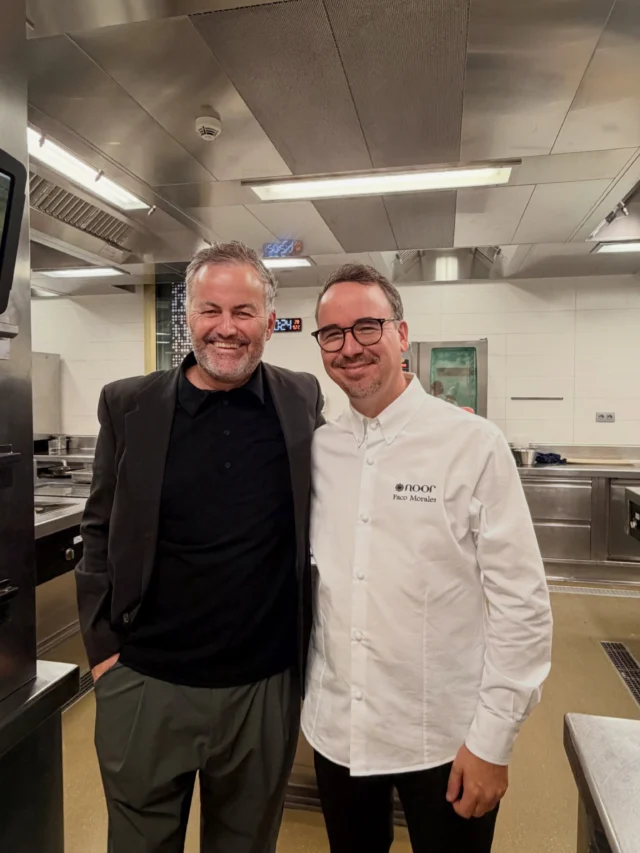 @noorrestaurant 

Culinary Zinemak Noorren historia ekarri digu Basque Culinary Centerrera, @bculinary Paco Morales @pacomoraleschef eta Paola Gualandi @paola.gualandi_ protagonista dituen Noor: cocinar pasados posibles dokumentalaren bidez.

Miresgarria da hiru Michelin izar dituen Kordobako jatetxe honetan talde osoarekin batera egiten duten lana. Hamar urte daramatzate Al-Andalusen zer jaten zen, nola prestatzen zen eta zer kulturak utzi zuten arrastoa ikertzen. Hamar urte historian barrena bidaiatzen, ondare hura interpretatzeko eta, plateren bidez, gaur egunera ekartzeko.
——-
Noor

Culinary Zinema nos ha acercado al Basque Culinary Center la historia de Noor a través del documental Noor: cocinar pasados posibles, protagonizado por Paco Morales y Paola Gualandi.

Admirable el trabajo que realizan junto a todo su equipo en este restaurante cordobés, reconocido con tres estrellas Michelin. Llevan diez años investigando qué se comía en Al-Ándalus, cómo se cocinaba y qué culturas dejaron allí su huella. Diez años viajando a través de la historia para interpretar aquel legado y traerlo hasta nuestros días por medio de sus platos.
#ssif
#noorrestaurant
#alandalus
#aitzol_zugasti