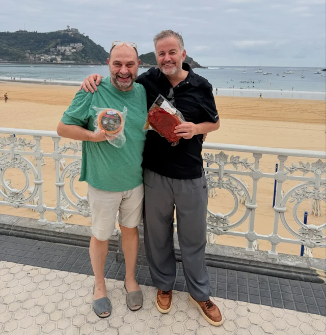 Euskal Herriko eta Mallorkako altxorrak  Donostiako irlaren aurrean: Idiazabal gazta eta Xesc Reinaren @xescreina hirugiharra. 
———
Unión de dos tesoros de País Vasco y Mallorca frente a la isla de Santa Clara, Donostia, el queso Idiazabal y la papada amb tap de corti de Xesc Reina.
@egogizon 
#eh
#mallorca 
#idiazabalgazta
#aitzol_zugasti