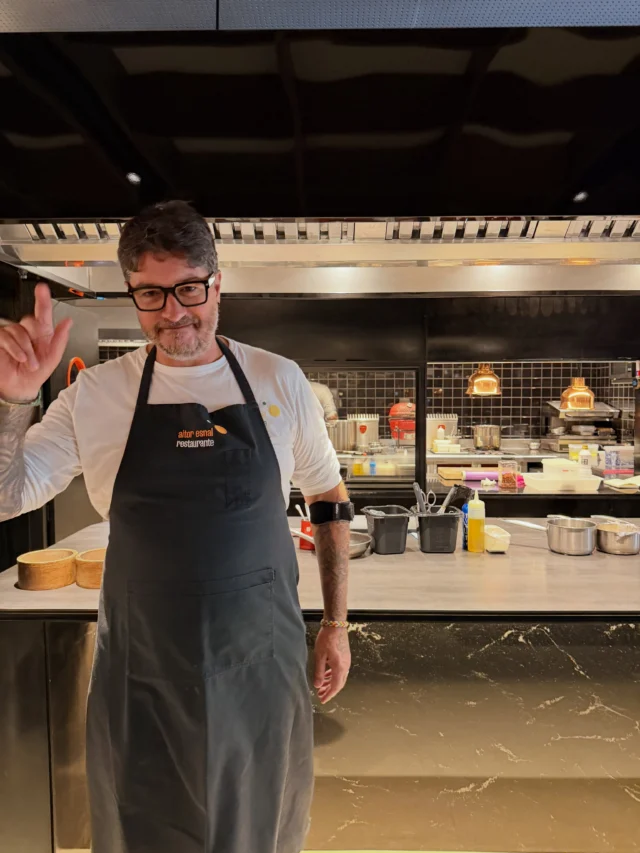 @aitoresnal raíces vascas, mirada asiática

La cocina de Aitor Esnal parte de un lugar reconocible: sus raíces vascas, el producto y los sabores con los que creció. A partir de ahí aparece otra de sus grandes pasiones: Asia, especialmente Japón y Tailandia, cuyos sabores, técnicas y cultura gastronómica forman ya parte natural de su manera de cocinar.

En Logroño, su menú hace convivir esos dos mundos con personalidad. Desde la anchoa de Bermeo con nori y tobiko hasta la careta de cerdo estilo nibuta, los tomates cherry encurtidos con bonito curado o una magnífica ventresca de atún rojo en usuzukuri con lemongrass, Orio-ponzu, lechugas de caserío y Sichuan.

Una cocina que sabe de dónde viene y, precisamente por eso, puede permitirse mirar lejos.

Lo contamos en @deia_eus 
#logroño
#basqueasia
#aitzol_zugasti